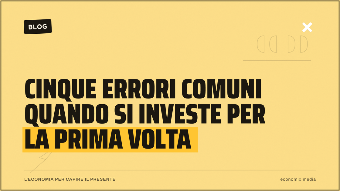 Persona che controlla un'app di investimento sullo smartphone